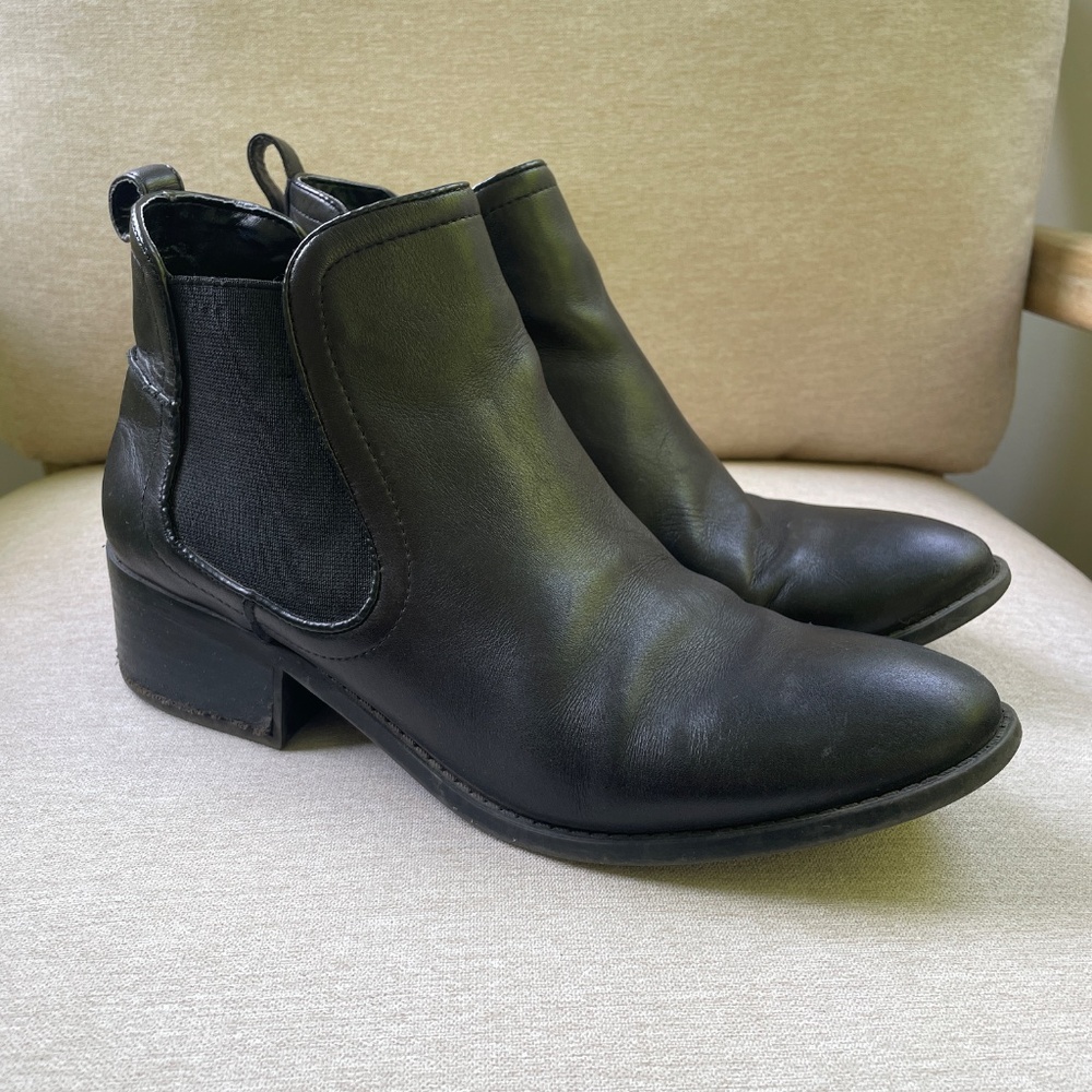 Steve Madden black leather ankle boots (9M)